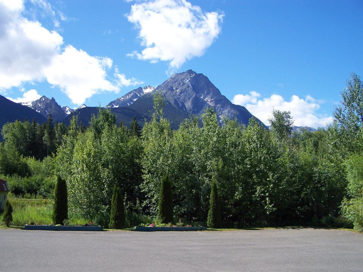 Robber'S Roost Motel New Hazelton Стая снимка